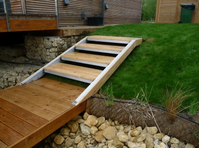Access steps and ladders